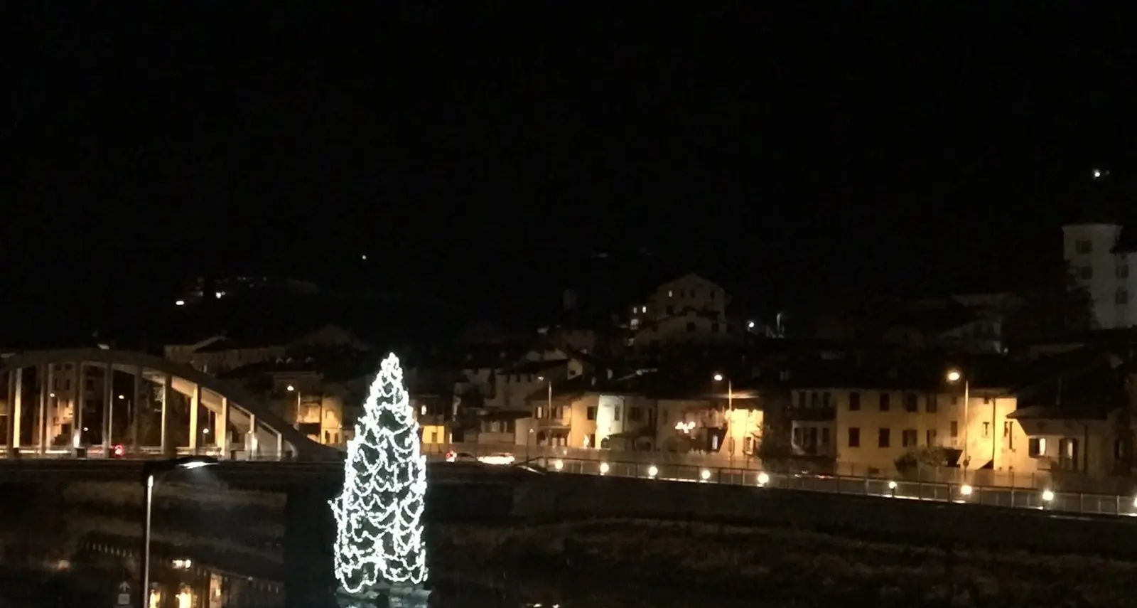 S. Michele, torna a splendere l'albero di Natale in mezzo all'Adige
