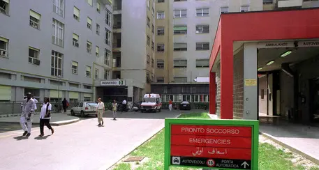 Primario aggredito con acido, è grave