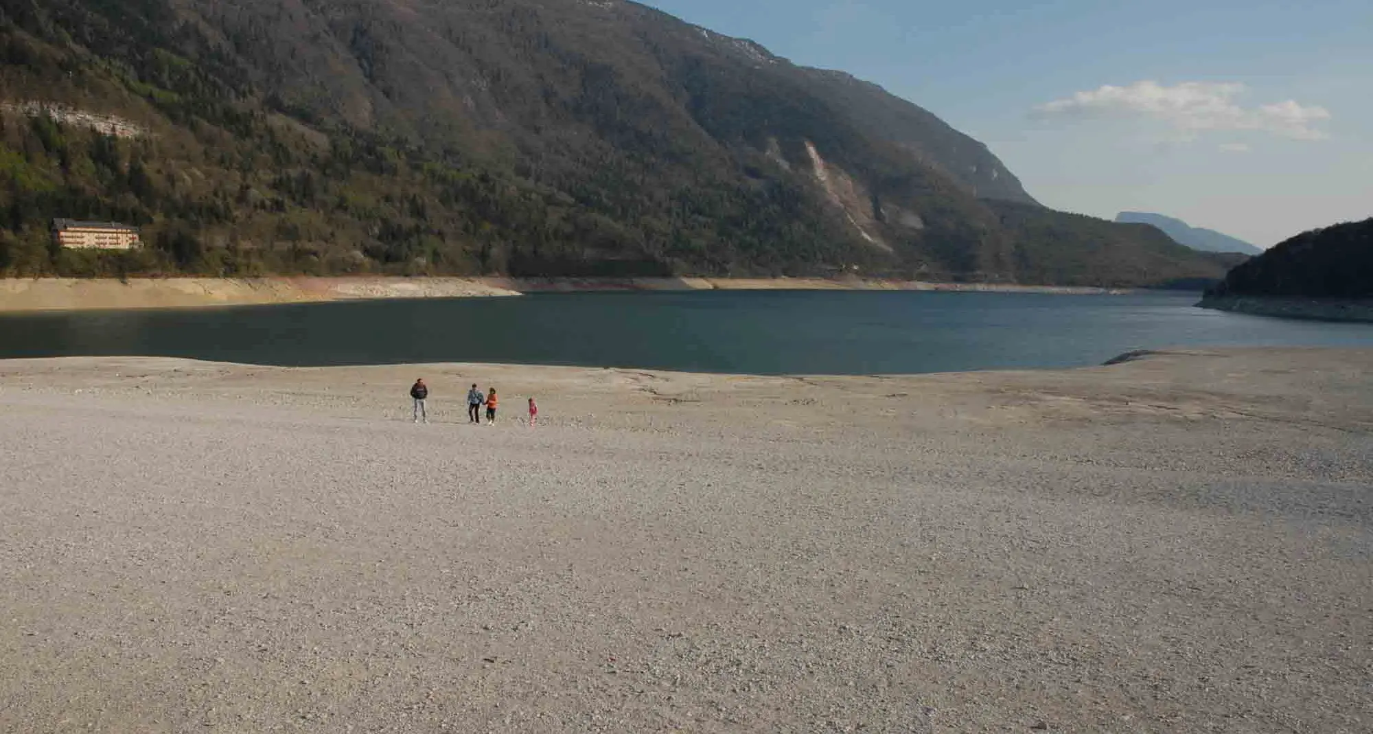 Iniziato lo svuotamento del lago di Molveno e spunta un'idea: si va a camminare sul fondo