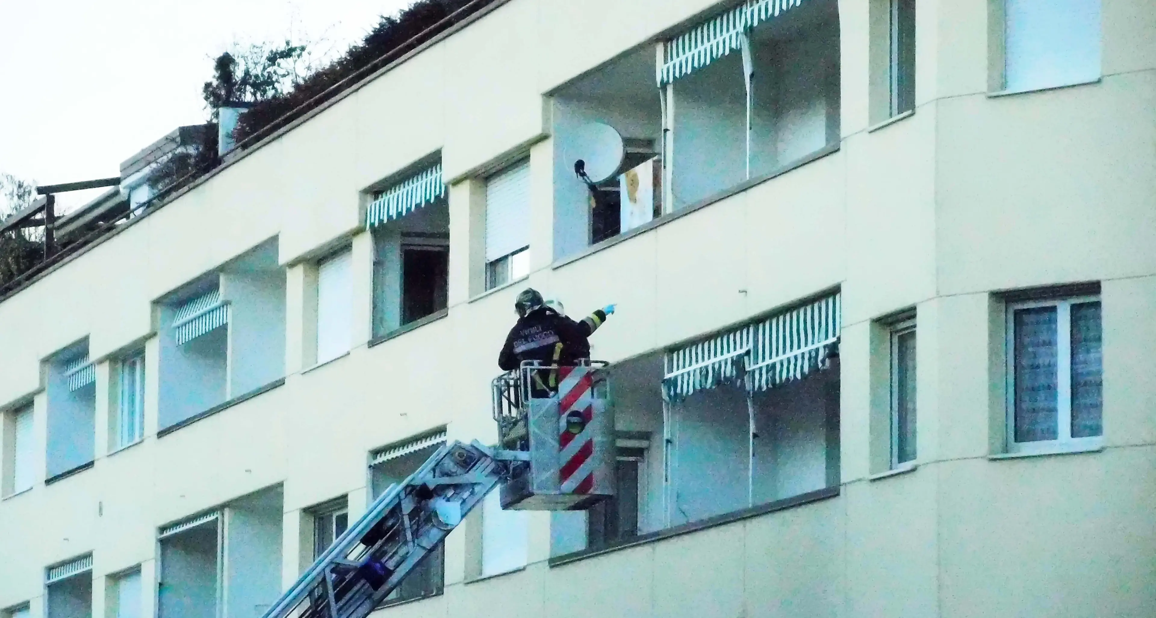 Non risponde al telefono. Arrivano i pompieri: stava dormendo