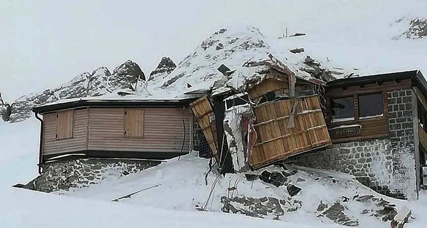 Marmolada, valanga devasta il rifugio Pian dei Fiacconi Non ci sono danni alle persone