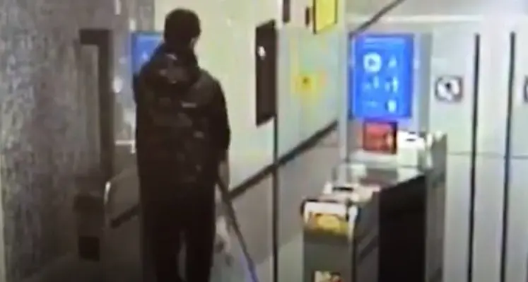 Nella metro senza biglietto? Basta sfondare le porte - Video