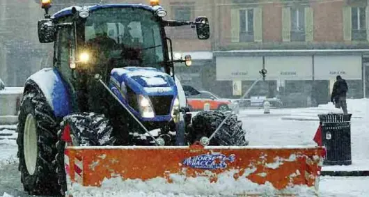 Urtato dallo spazzaneve ma deve pure pagare