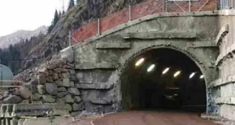 Forte Buso, strada ancora chiusa Scarica di sassi sfonda le barriere Ipotesi di allungare il nuovo tunnel