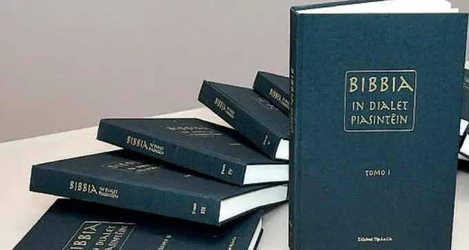 Traduce la Bibbia in piacentino e la ricopia a mano: \"per me è stato un sollievo\"