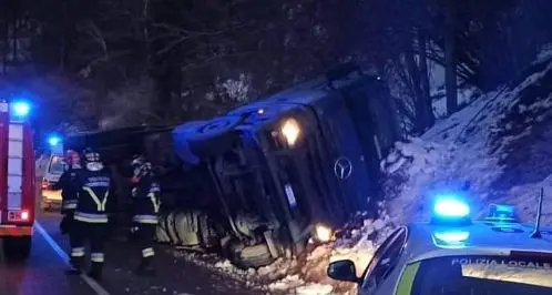 Saone: tradito dal ghiaccio, autista si ribalta con il camion, ricoverato all'ospedale di Tione