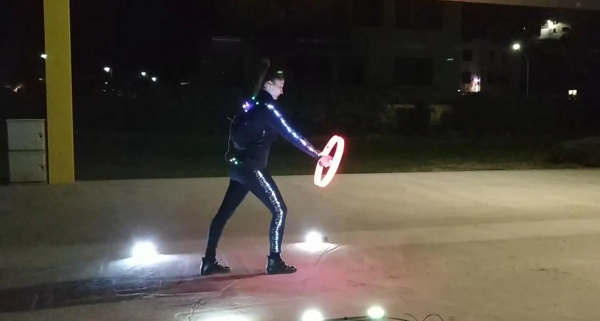 \"Dai!\": immagini di speranza fra luci, colori, musica e danza nel nuovo video di Enrico Gremes