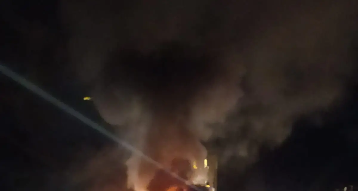 Disastroso incendio a Ville di Giovo: in fiamme tre case del centro storico, famiglie evacuate