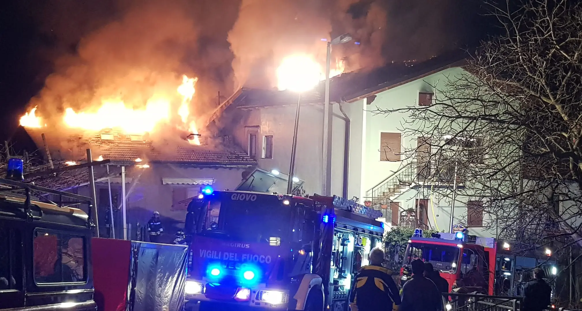 Paura a Ville di Giovo, nel furioso rogo notturno tre case danneggiate e quattro famiglie senza abitazione