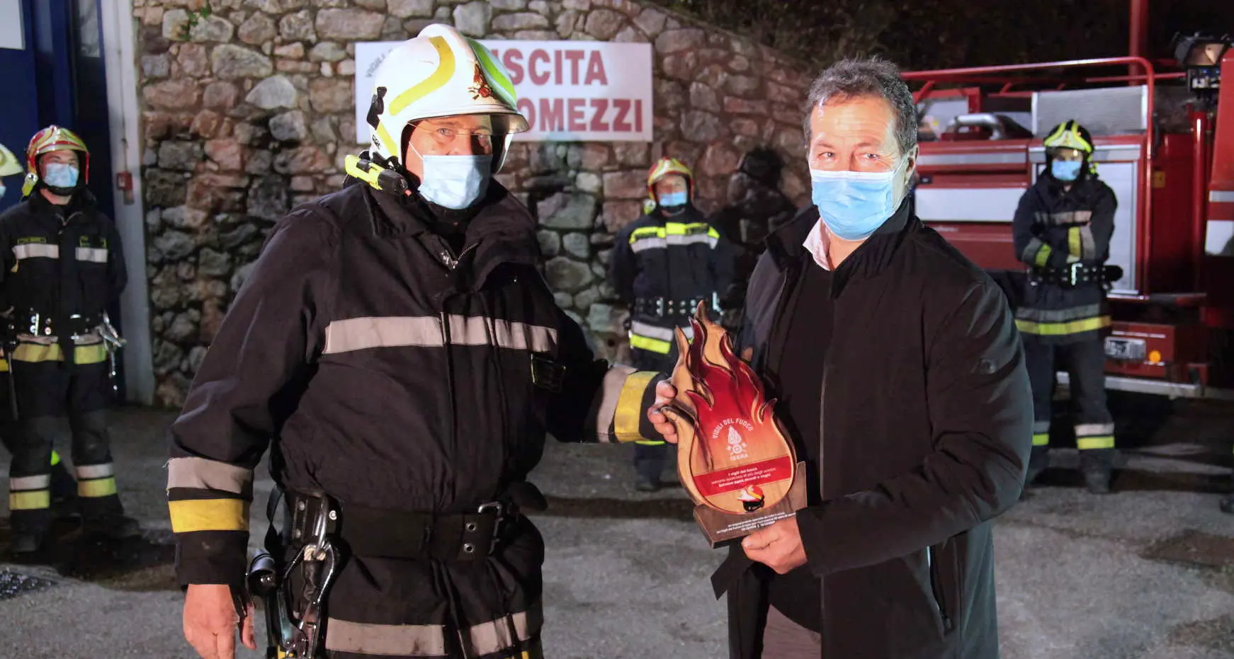 Il comandante Frisinghelli lascia il servizio attivo: ecco la sorpresa dei vigili del fuoco di Isera che lo aspettano in caserma - Il video