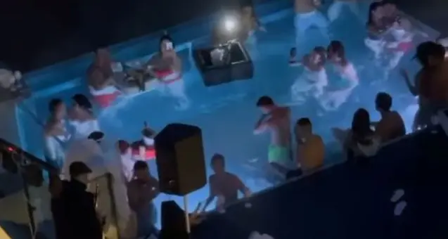 Altro che distanziamento: la festa in piscina in un residence di Vermiglio, e le scuse del titolare