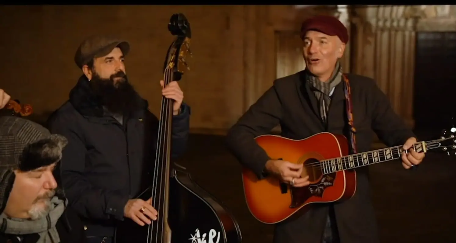 Johnny & the Silver Bells: la strenna di Natale nel video di \"Christmas with you\"
