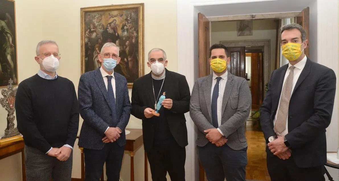 Da Coldiretti trentina, in regalo al vescovo la statuina del presepe con un'infermiera