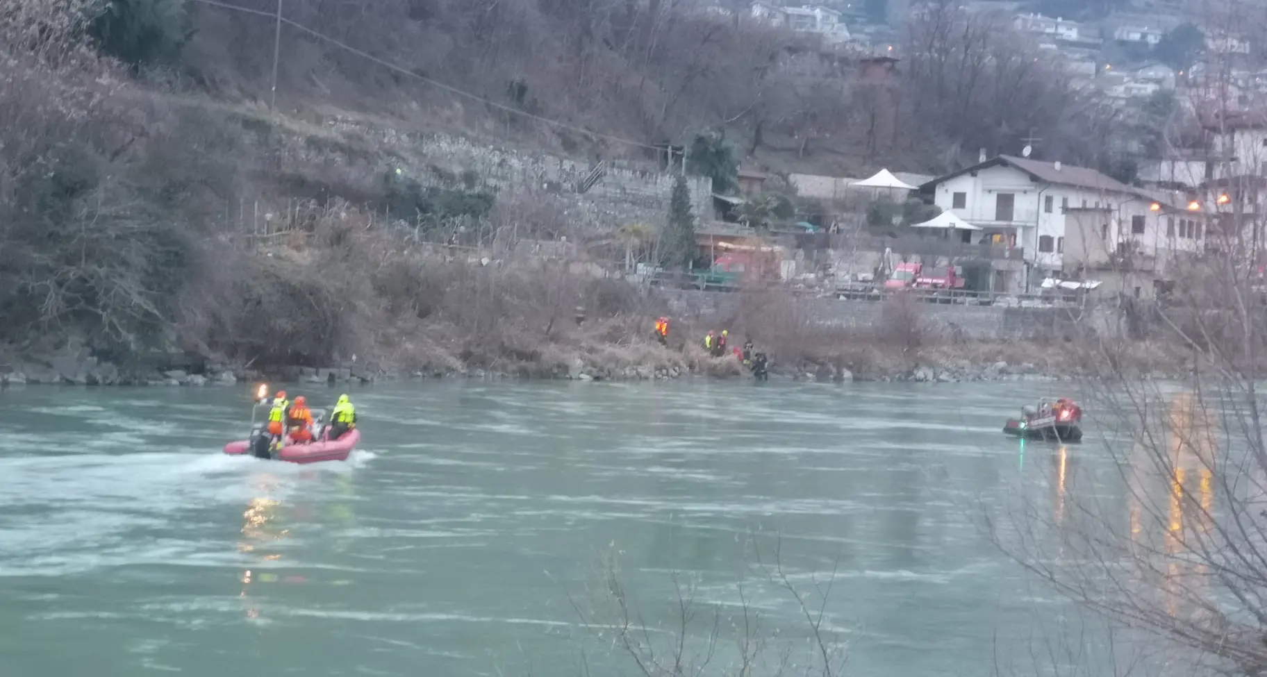 Allarme per un'automobile precipitata nell'Adige: gigantesca operazione di soccorso a Rovereto, ma non si è trovata traccia