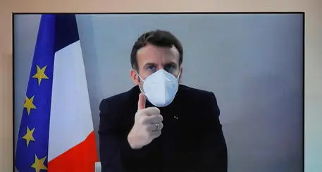 Macron esce dall'isolamento Non ha più sintomi