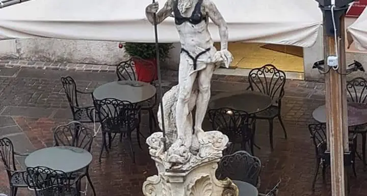 Rovereto, imbrattato il Nettuno Il Comune pronto a denunciare
