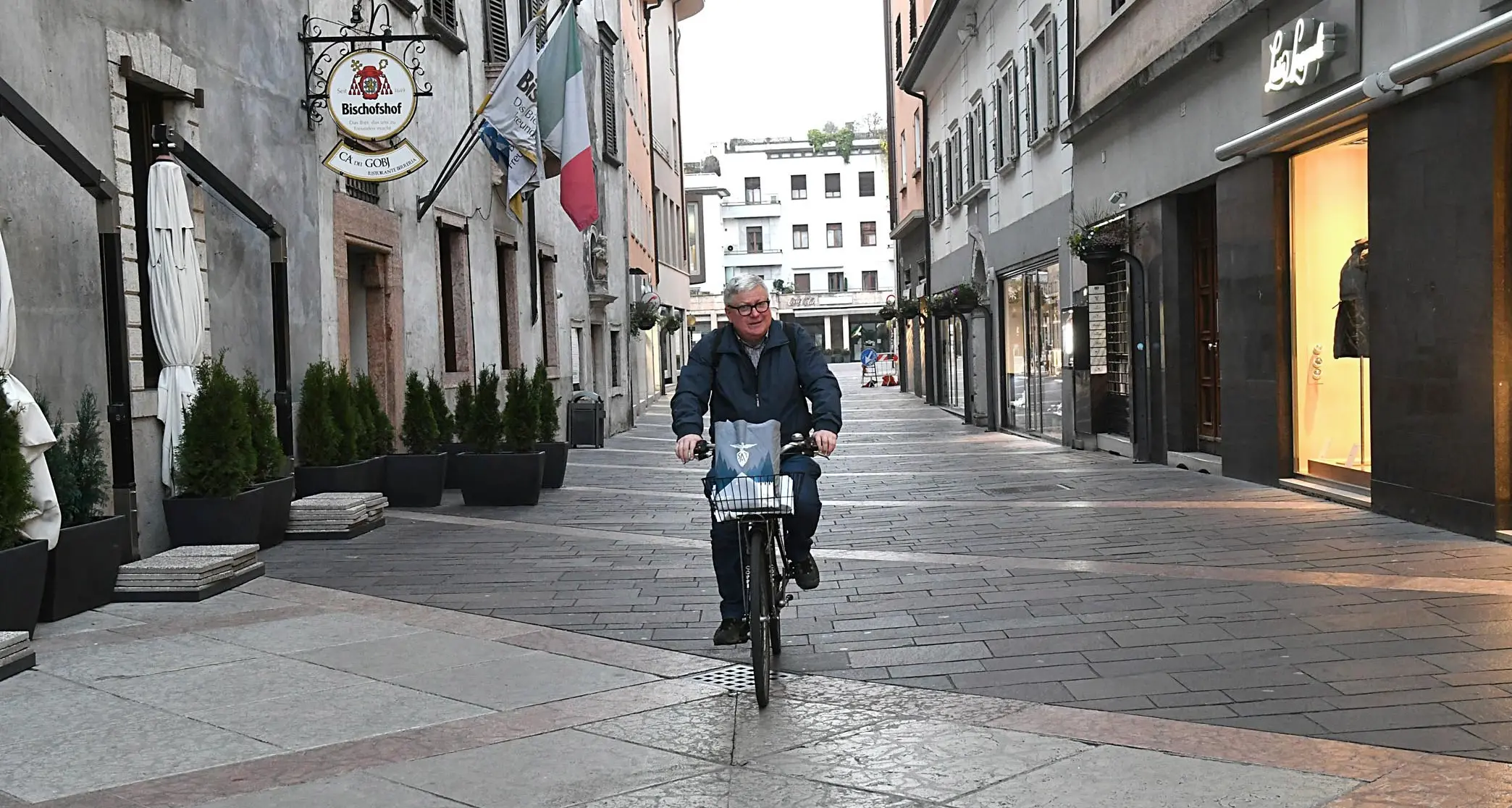 Da oggi siamo in \"zona rossa\" in tutta l'Italia ecco le regole: coprifuoco, messa, bar, spostamenti fra regioni e nei Comuni, cani e attività sportiva