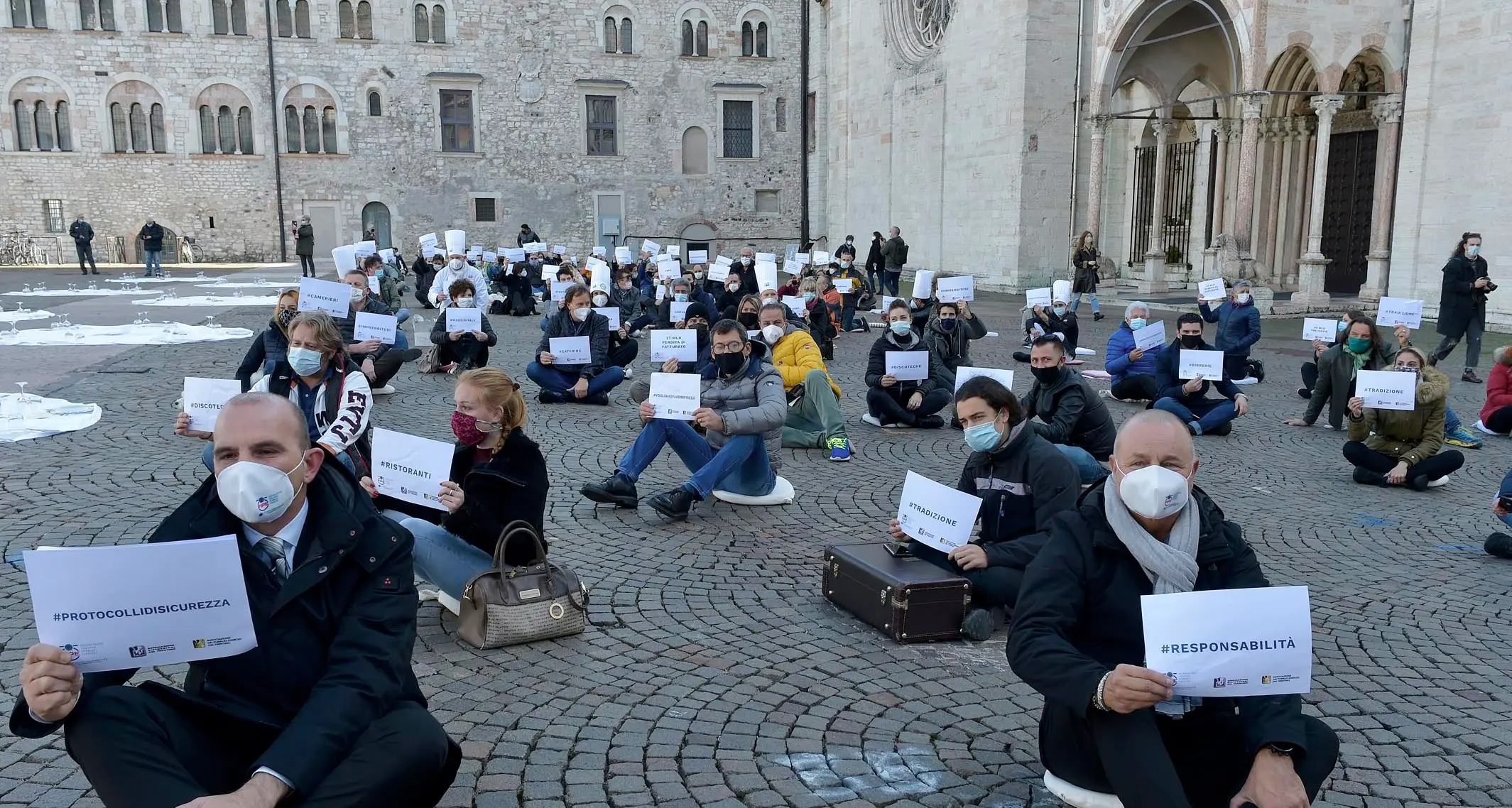 Dpcm, la protesta dei ristoratori trentini: \"Cartelli sulle serrande, contro il caos normativo\"