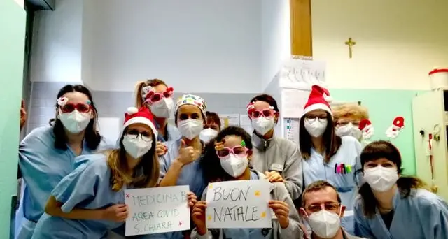 Un Natale al lavoro in ospedale: ecco le foto dei nostri medici, infermieri e oss in prima linea, anche oggi