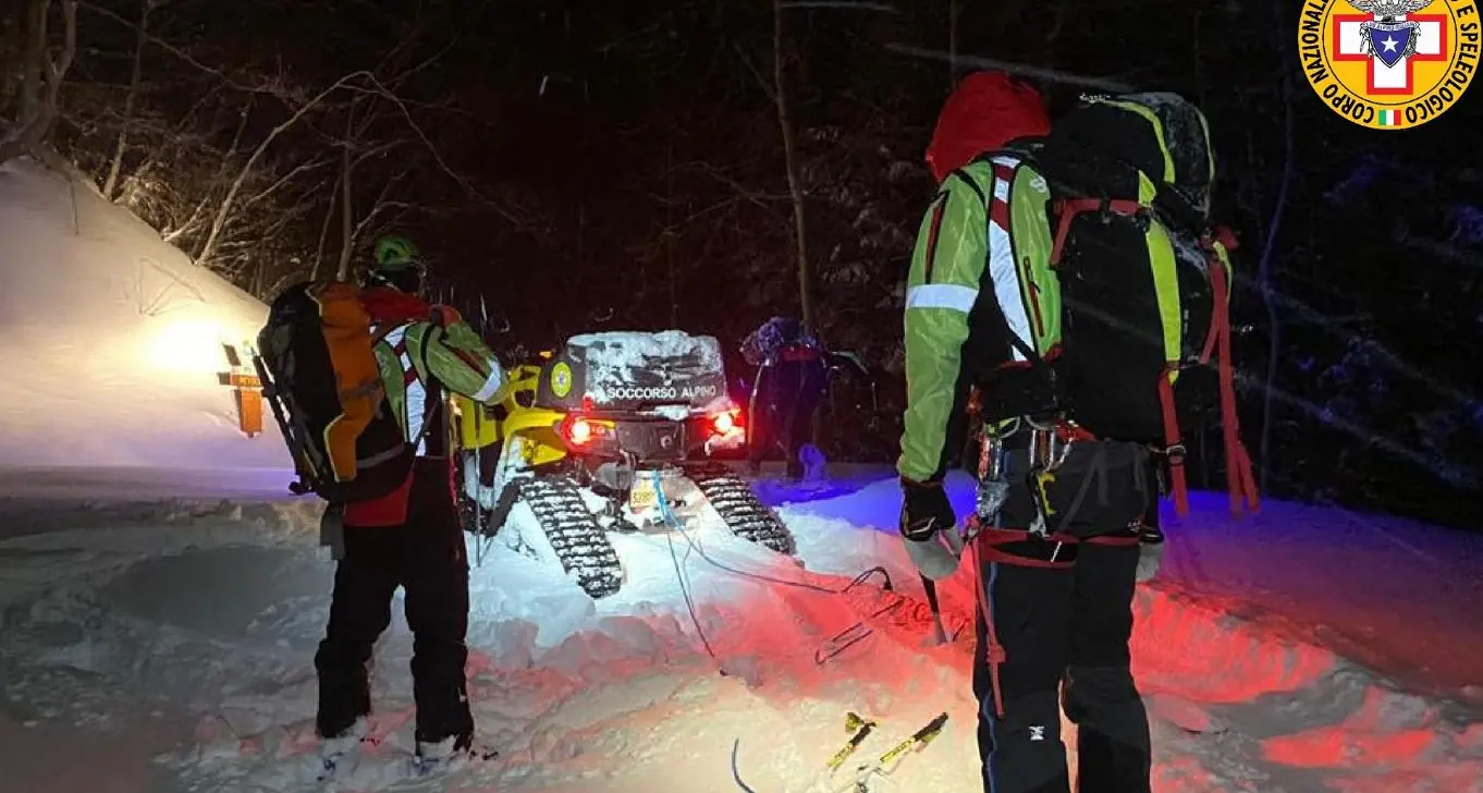 Senza ramponi, bloccato dalla nevicata al bivacco: raggiunto dal Soccorso Alpino di notte nella zona del Carega