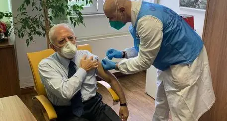 De Luca si è vaccinato al Cotugno De Magistris: indegno abuso di potere'