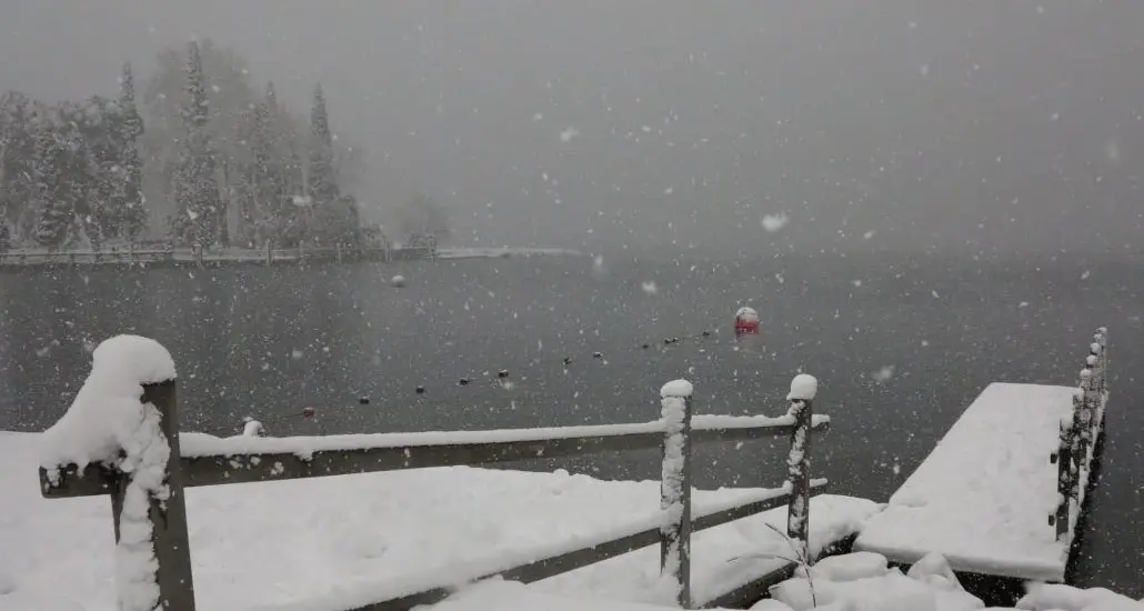 Riva: nevica anche sul lago, chiusa la passeggiata per troppa neve sugli alberi