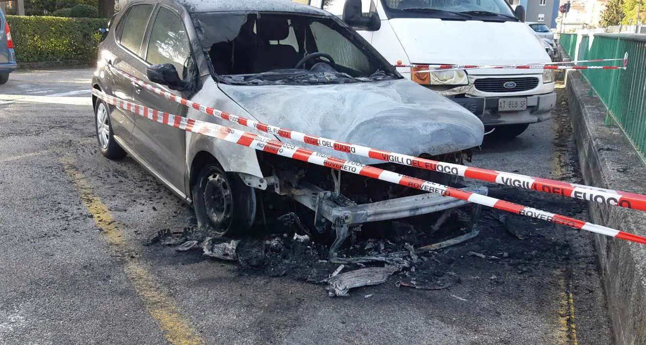 Borgo Sacco, altra auto in fiamme nella notte: si teme un piromane