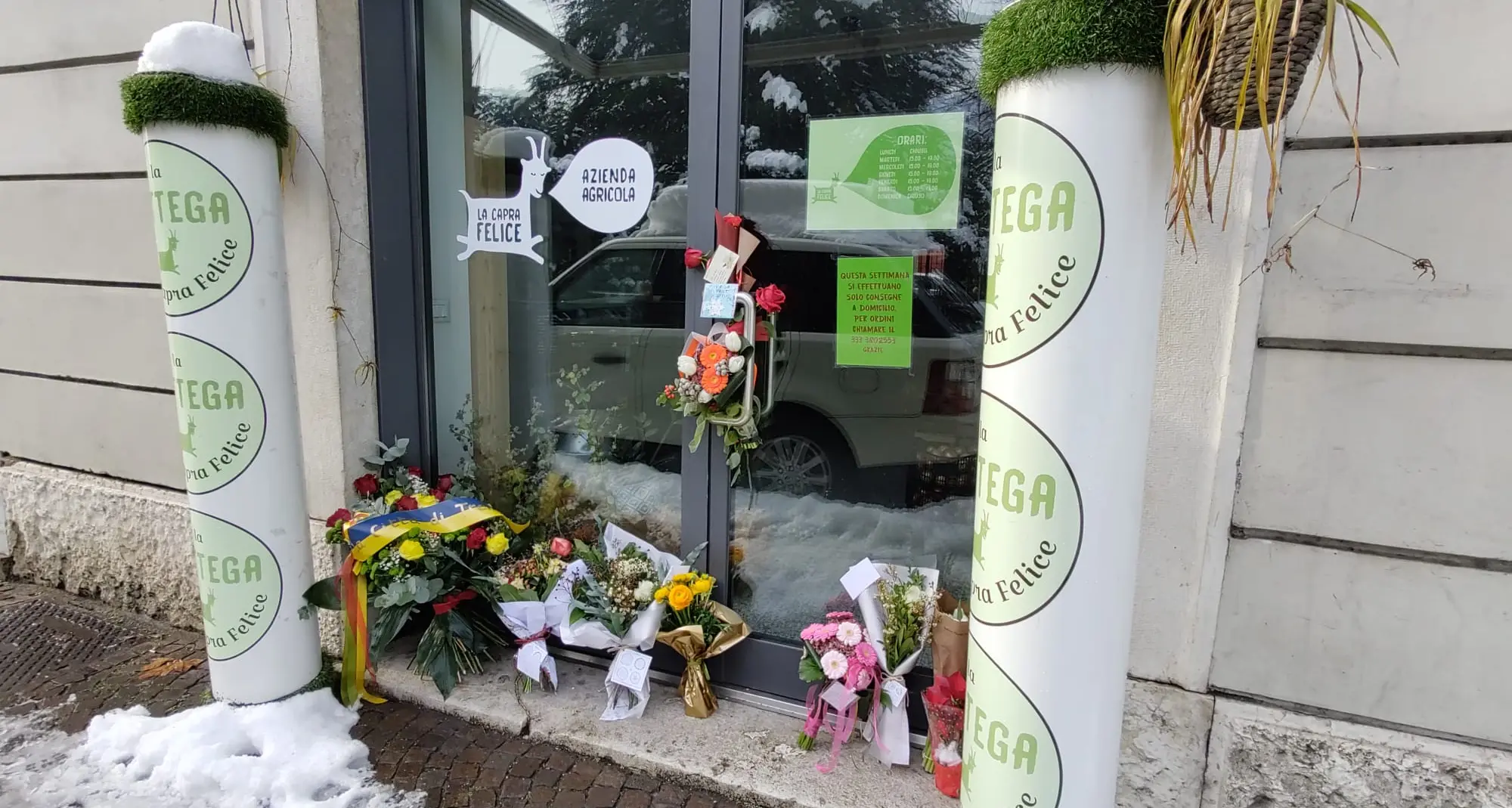 Da tutta Italia si offrono di accudire le capre di Agitu, ma ci penserà il Comune. A Frassilongo e a Trento decine di mazzi di fiori e biglietti di cordoglio