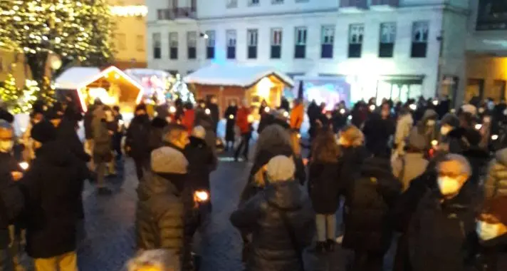 In piazza Santa Maria trecento persone per ricordare Agitu: poi andranno in corteo fino al suo negozio, ma \"distanziate\"