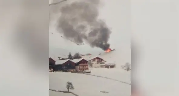 Un elicottero con 7 persone: a Sarentino tutti salvi per miracolo, poco prima che il velivolo si incendiasse - VIDEO