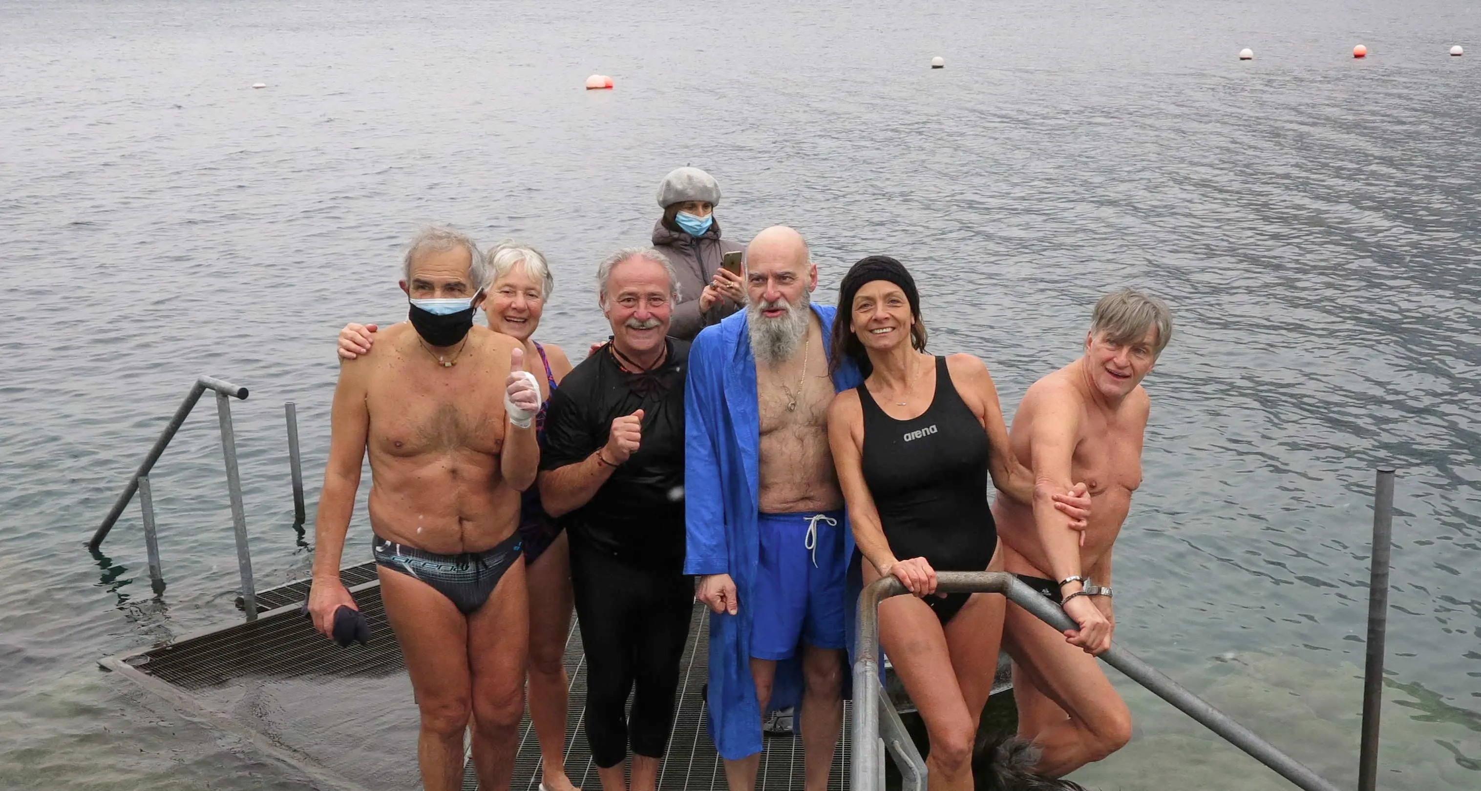 Riva: sfidando il Covid (e anche la neve) in sei si tuffano nel lago per il tradizionale bagno di Capodanno