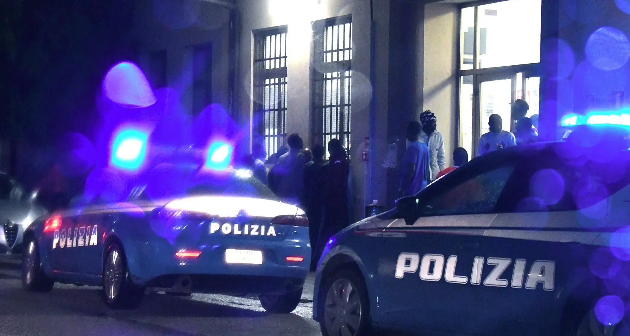 Avevano lavorato da stagionali: 13 rifugiati prelevati dalla polizia alla \"Fersina\" e lasciati in strada senza tetto