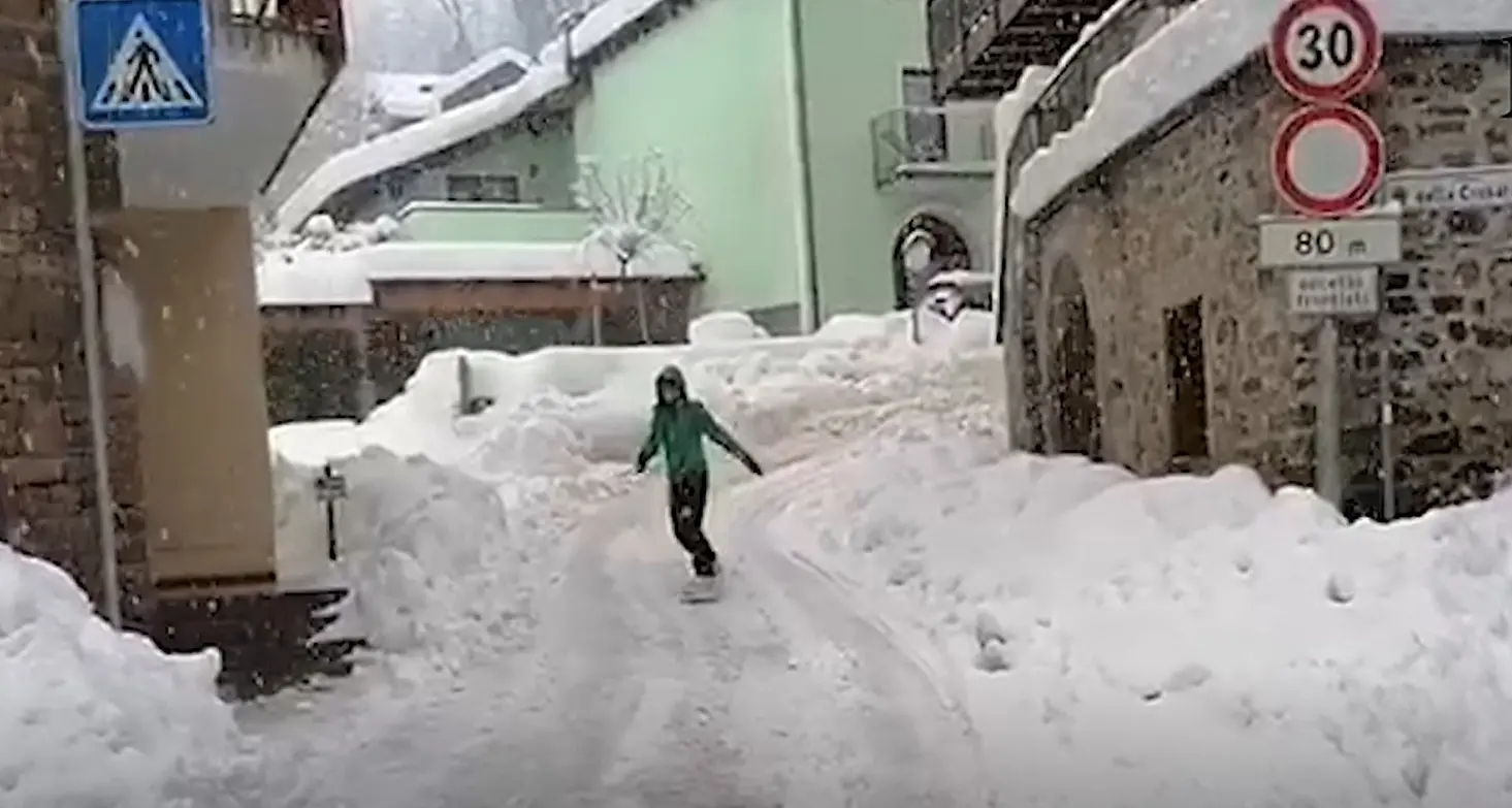 Dopo lo sci in via Grazioli ecco lo snowboard per le strade di Ischia