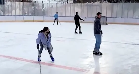 Chechu e Ignazio si sfidano a hockey Ma che voli sul ghiaccio