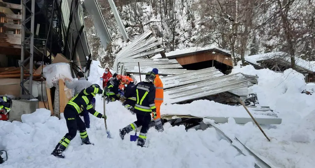 Dimaro: crolla la tettoia di un mobilificio, feriti due uomini che cercavano di liberarla dalla neve