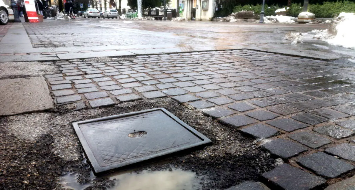 Piazza Rosmini è da rifare: selciato sconnesso, crepe e tombini pericolosi