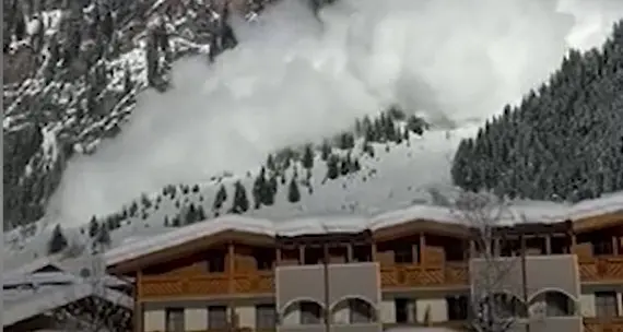 Terrore in val Ridanna Una enorme valanga si ferma a margine del paese