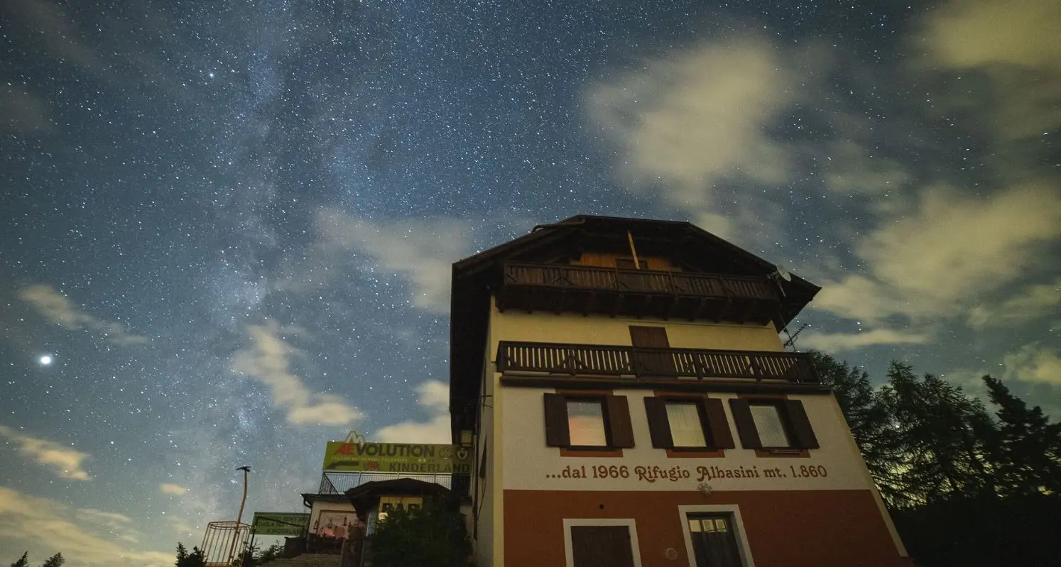 Il cielo più bello d'Italia? Per Astronomitaly è quello del Rifugio Albasini di Dimaro