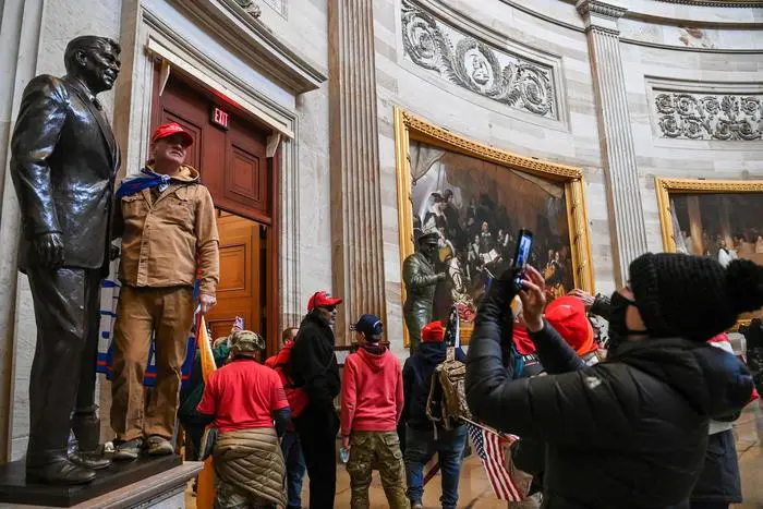 Supporters of US President Donald Trump enter the US Capitol's Rotunda on January 6, 2021, in Washington, DC. - Demonstrators breeched security and entered the Capitol as Congress debated the a 2020 presidential election Electoral Vote Certification. (Photo by Saul LOEB / AFP)