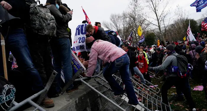Fan di Trump all'assalto Armi in aula al Congresso Usa