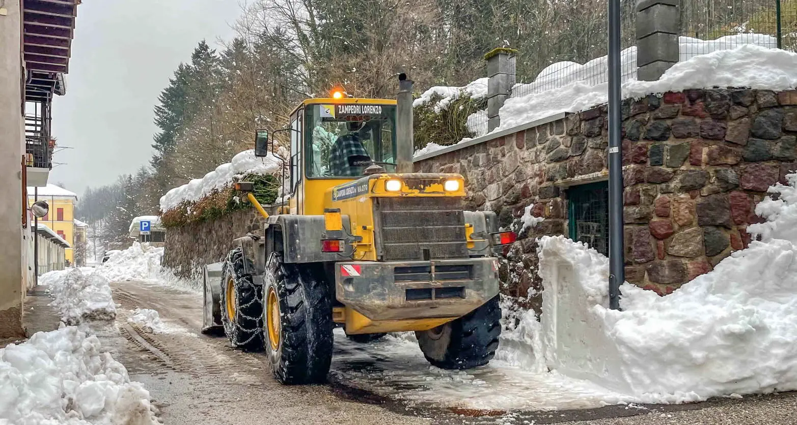 A Pergine strade chiuse per due giorni: ruspe al lavoro per rimuovere tutta la neve