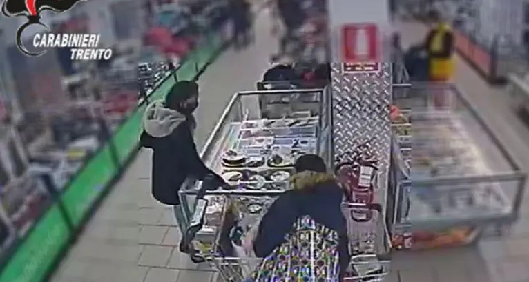 Civezzano: i Carabinieri appostati al supermercato arrestano le due ladre di portafogli degli anziani