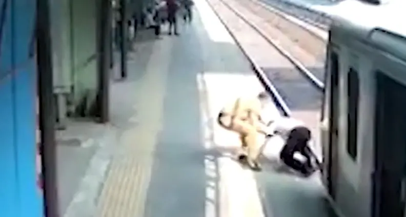 Salvato da un poliziotto prima di essere travolto dal treno. Poi però…