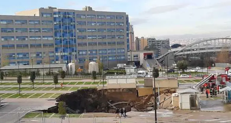 Napoli, voragine gigantesca nel parcheggio dell'ospedale Sgomberato il Covid hotel