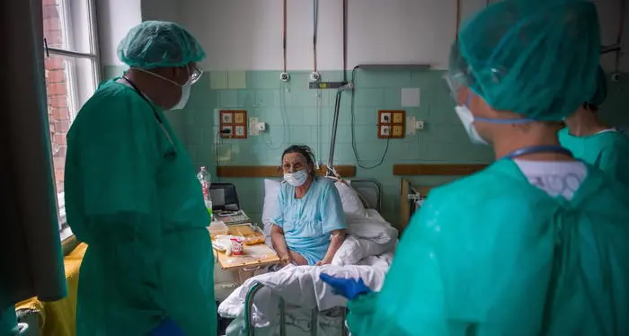 Covid, dopo la guarigione per sei mesi il 75% dei malati presenta almeno un sintomo