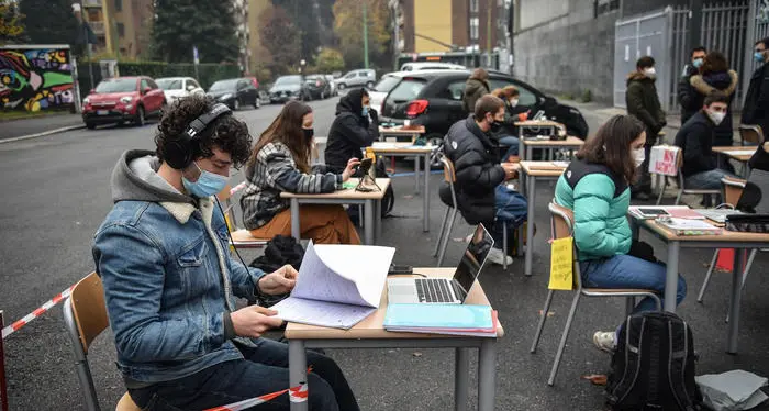 Scuola, aumentano le Regioni contrarie alle riaperture Studenti sempre più delusi