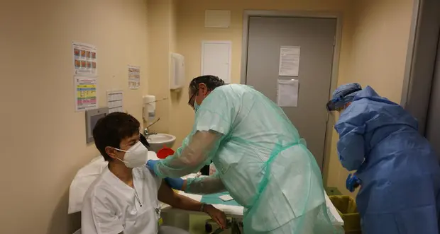 Il 65% degli operatori sanitari si è vaccinato: \"Così abbiamo fermato il contagio nelle strutture\"