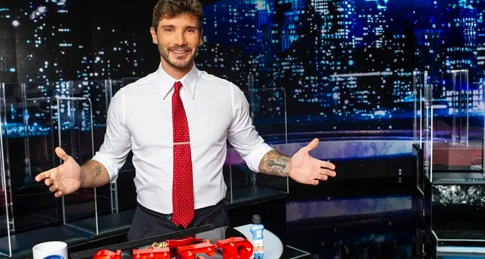 De Martino per sorridere da domani torna in Tv: «Il virus ci ha reso creativi»