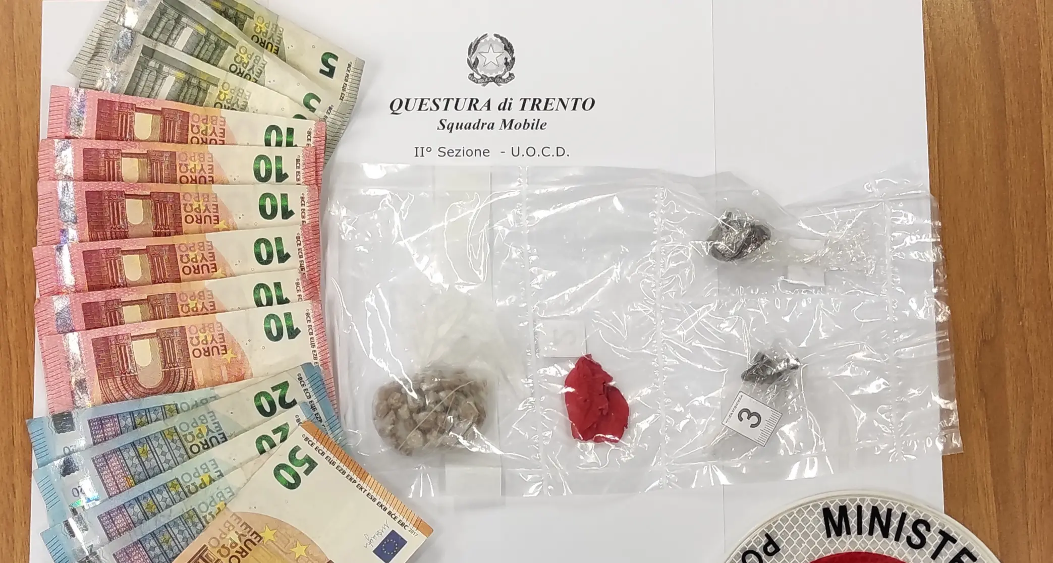 Si appostano sui tetti e arrestano un pusher davanti alla Provincia