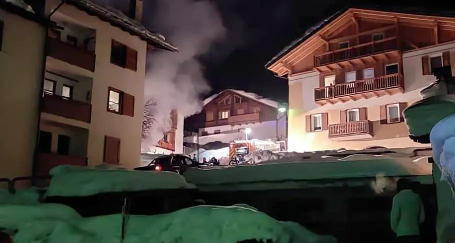 Fiamme in centro storico a Cogolo di Peio distrutto un deposito